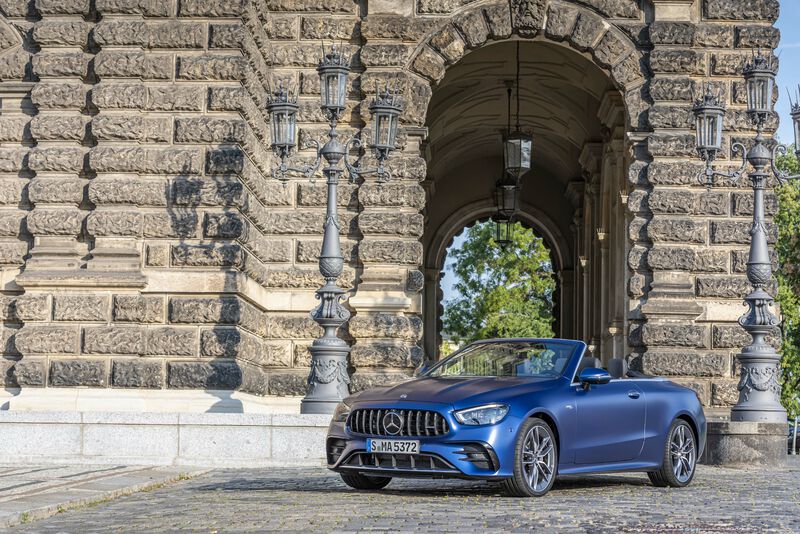 Bild 2 - Mercedes-AMG E 53 4MATIC+ Cabriolet, designo brilliant blue magno